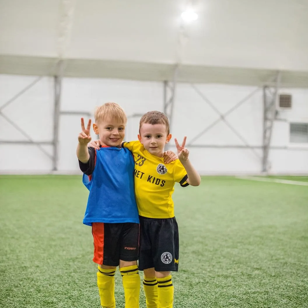 Два воспитанника AMET Kids на футбольном поле